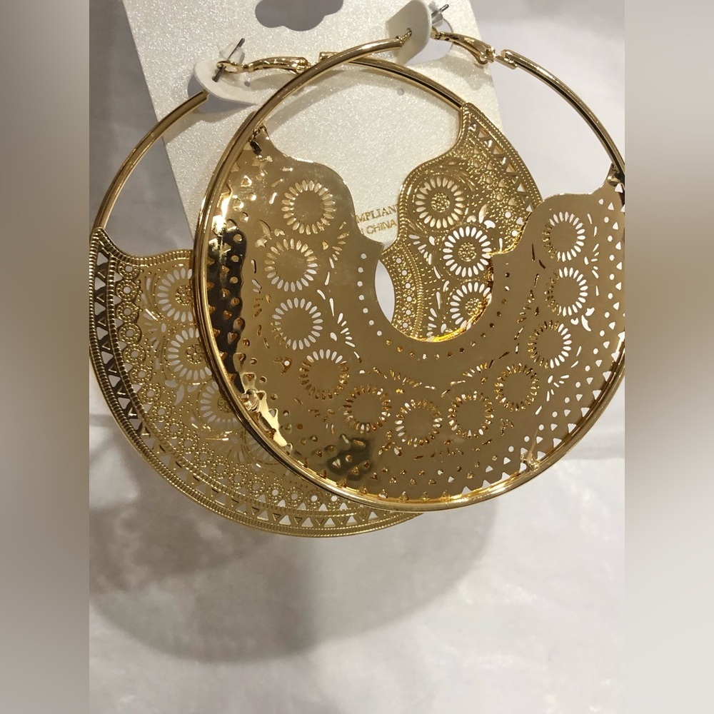 Natasha gold toned oversized filigree look flying disc hoop earrings brand new